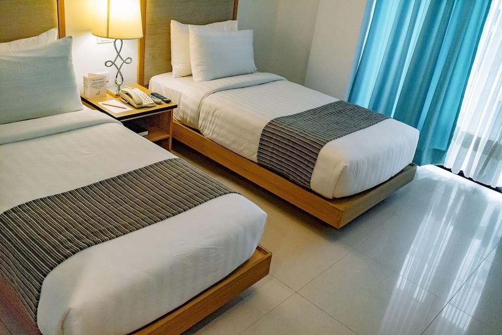 Crown Regency Courtyard Resort Balabag  Екстериор снимка
