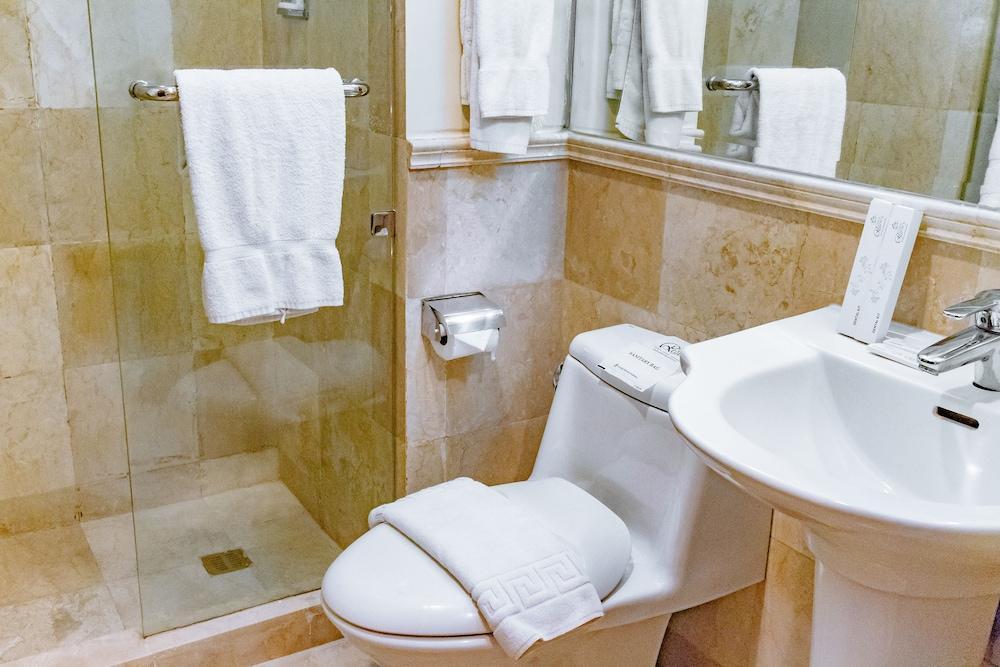 Crown Regency Courtyard Resort Balabag  Екстериор снимка