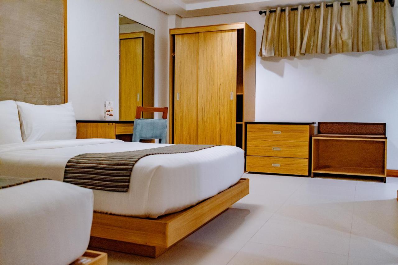 Crown Regency Courtyard Resort Balabag  Екстериор снимка