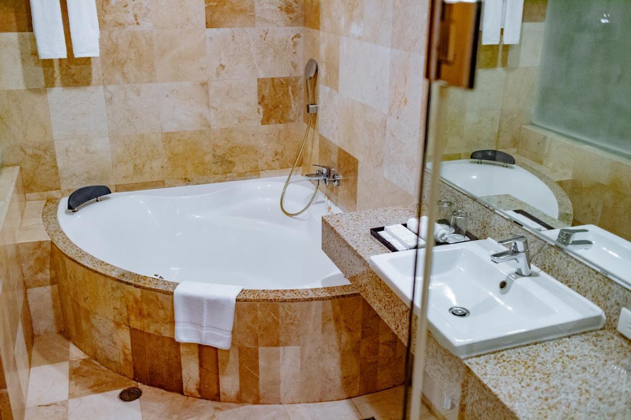 Crown Regency Courtyard Resort Balabag  Екстериор снимка