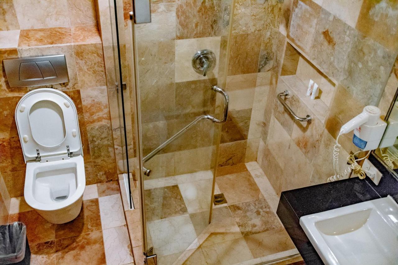Crown Regency Courtyard Resort Balabag  Екстериор снимка