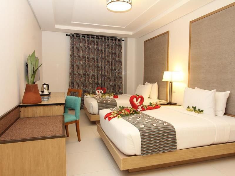 Crown Regency Courtyard Resort Balabag  Екстериор снимка