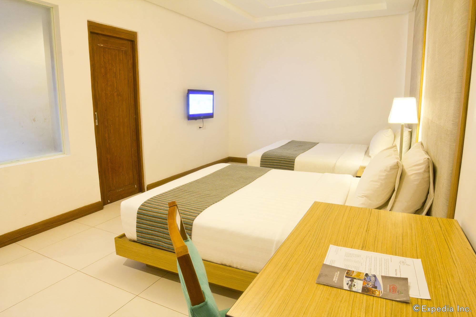 Crown Regency Courtyard Resort Balabag  Екстериор снимка