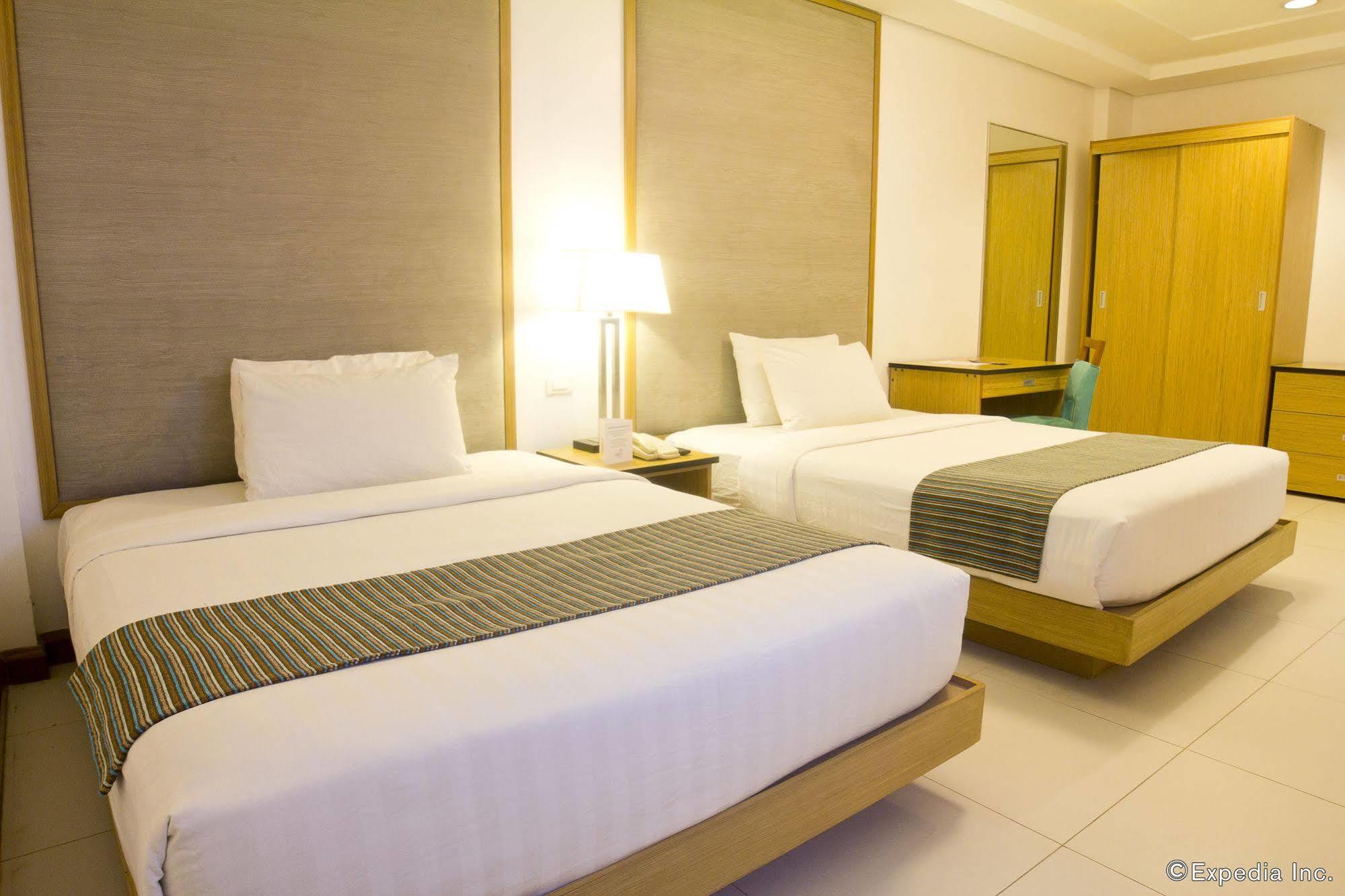 Crown Regency Courtyard Resort Balabag  Екстериор снимка