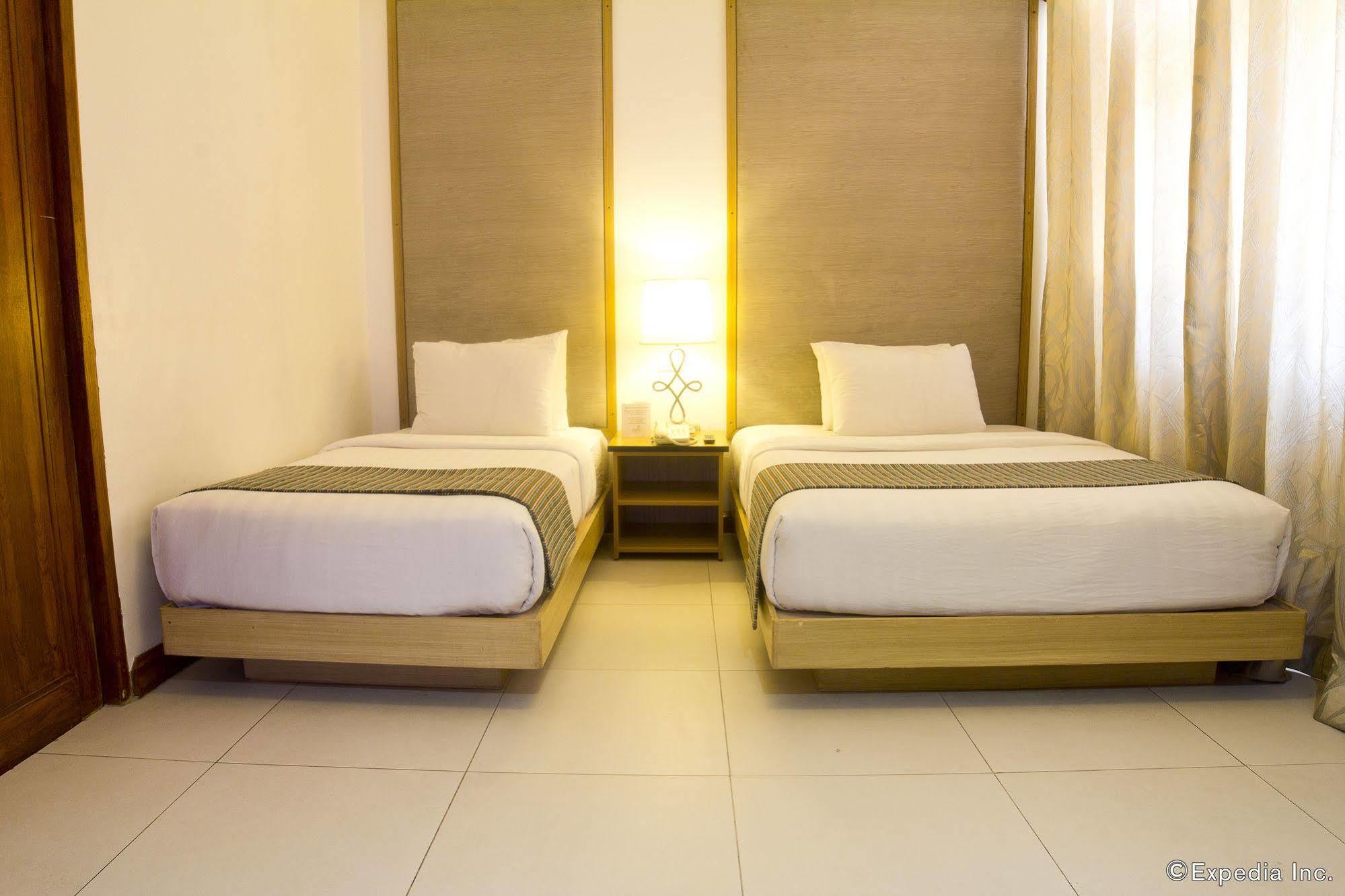 Crown Regency Courtyard Resort Balabag  Екстериор снимка
